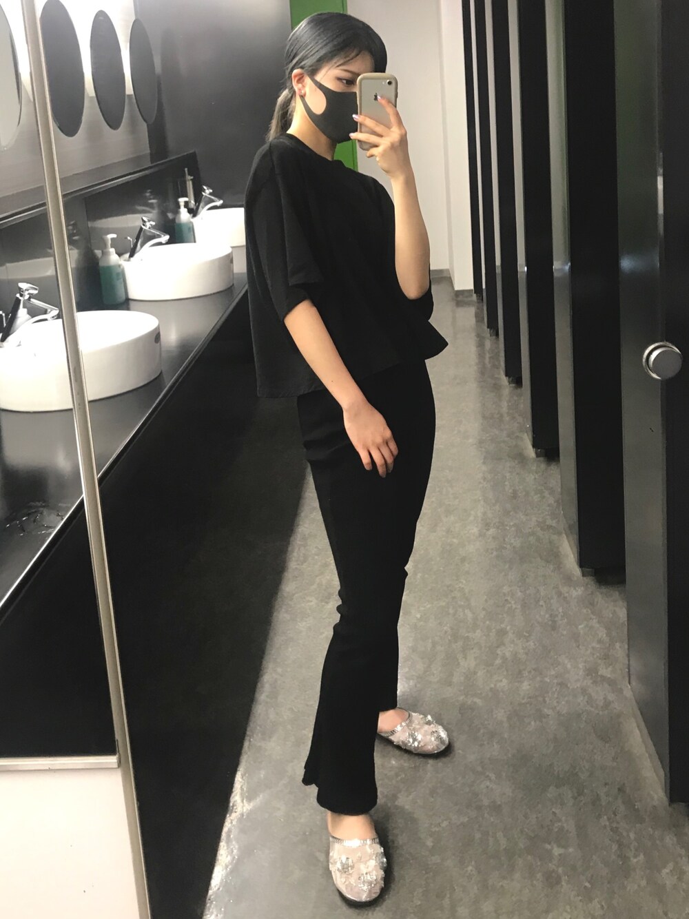 「黒コーデ、プチプラ、プチプラコーデ、GU、WEGO、ベトナムサンダル、ブラックコーデ」｜「WEGOのアイテム（パンツ、ブラック系）」を使った、NANA🤍🦛さん（レディース・157cm）の夏コーディネートの1枚目の写真