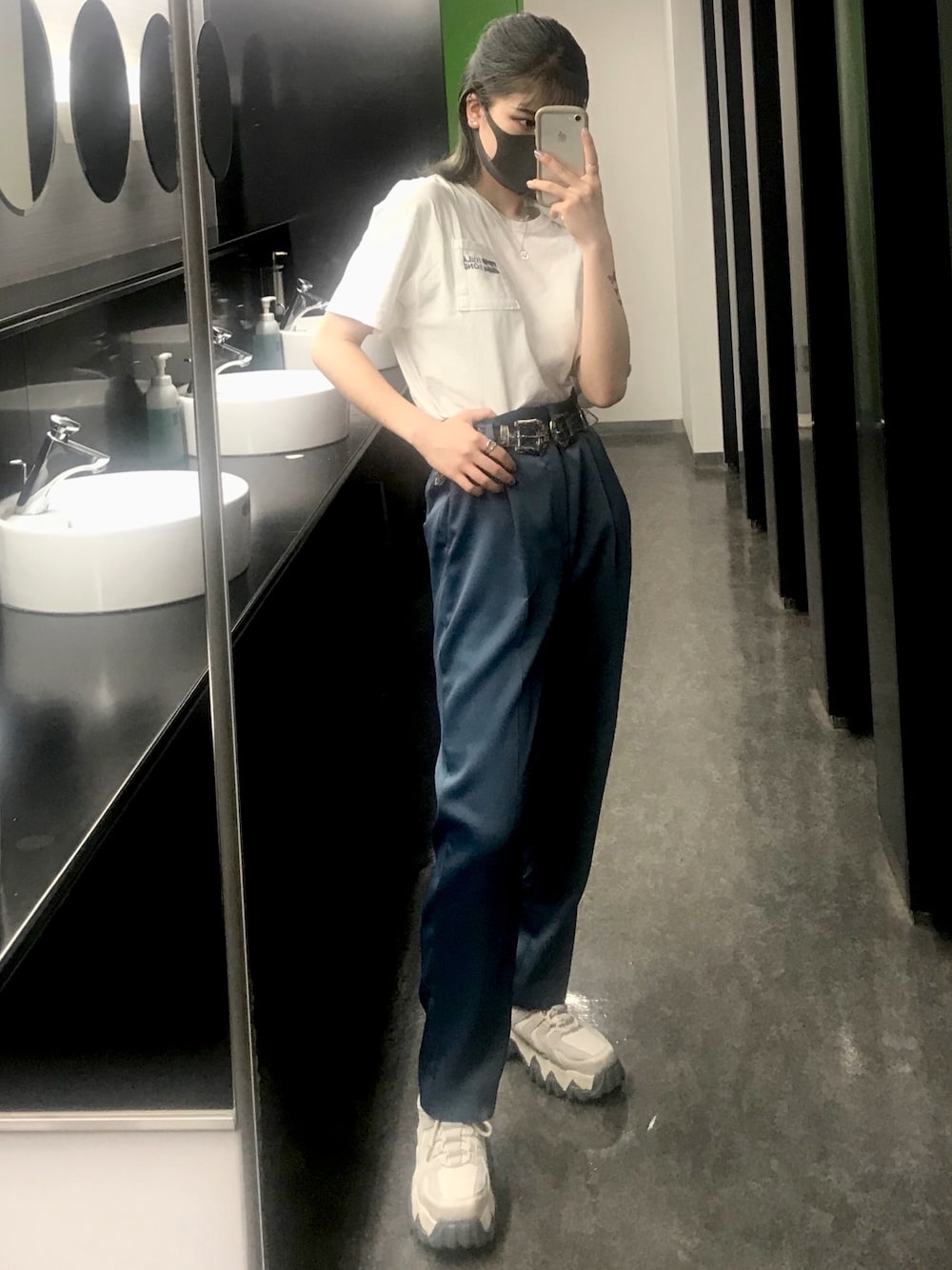 「ロペピクニック、ロぺピクニック(ROPE' PICNIC)、ﾌﾞﾙｰﾊﾟﾝﾂ、テーパードパンツ、白Tシャツ、白T、クリアベルト、透明ベルト、厚底シューズ」｜「ROPE' PICNICのアイテム（パンツ、ブルー系）」を使った、NANA🤍🦛さん（レディース・157cm）の夏コーディネートの1枚目の写真