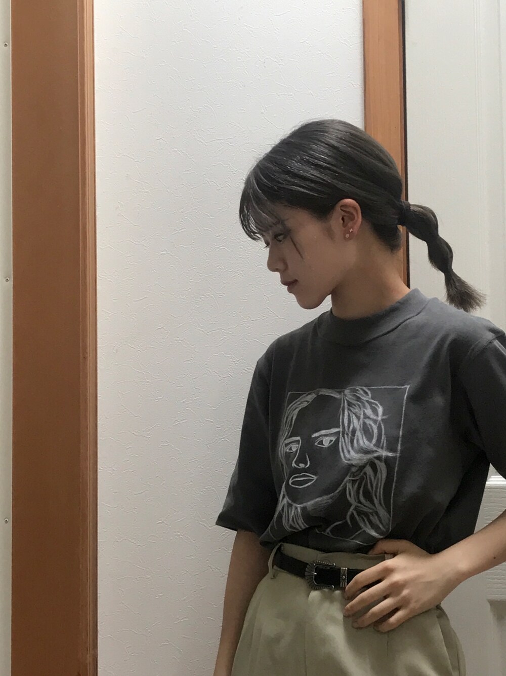 「ユニクロ、Tシャツ、UNIQLO」｜「UNIQLOのアイテム（トップス、グレー系）」を使った、NANA🤍🦛さん（レディース・157cm）の夏コーディネートの1枚目の写真
