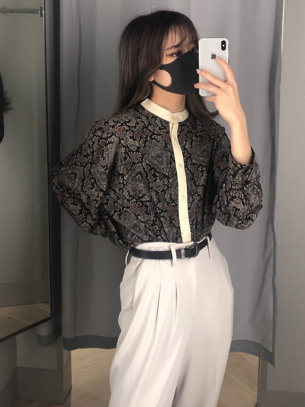 「kutir、kutirblack、柄シャツ、白パンツ、ホワイトパンツ」｜「kutirのクレリック柄シャツ（シャツ/ブラウス、ブラック系）」を使った、NANA🤍🦛さん（レディース・157cm）の秋コーディネートの1枚目の写真