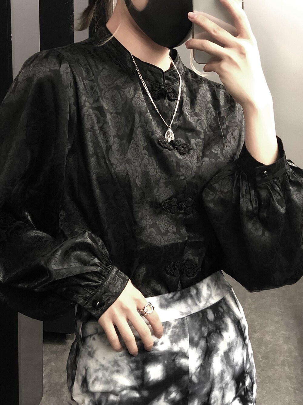 「SPINNS、ブラックコーデ、ブラック、モノトーン、モノトーンコーデ、ワントーンコーデ、チャイナシャツ、チャイナ服、チャイナブラウス」｜「SPINNSのパイピングチャイナブラウス（シャツ/ブラウス、ブラック系）」を使った、NANA🤍🦛さん（レディース・157cm）の秋コーディネートの1枚目の写真