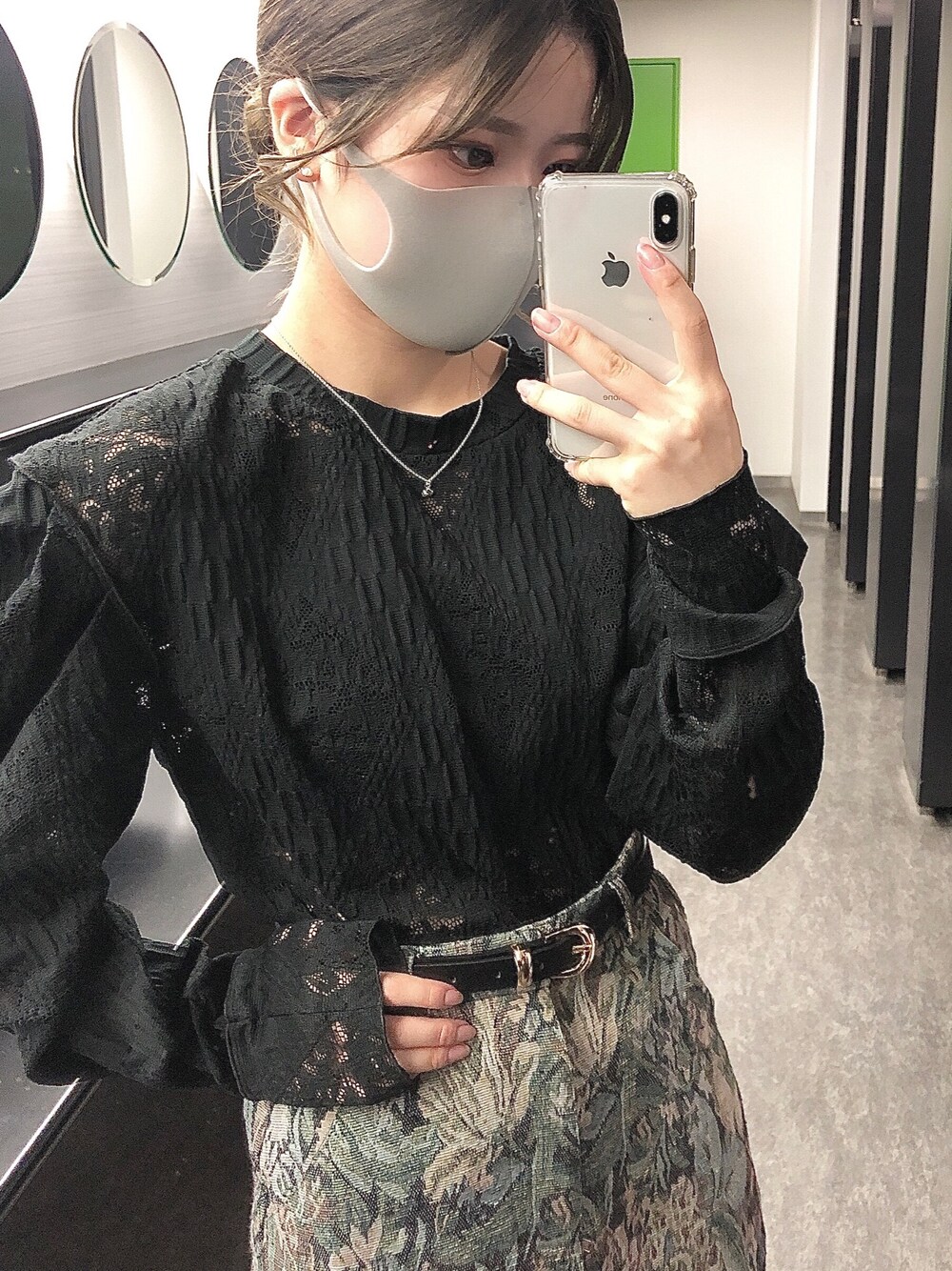 「earth music&ecology、花柄スカート、花柄、タイトスカート、ブラウス、黒ブラウス、黒トップス、秋のコーデ、冬コーデ、秋冬コーデ」｜「earth music&ecologyのアイテム（トップス、ブラック系）」を使った、NANA🤍🦛さん（レディース・157cm）の秋コーディネートの1枚目の写真