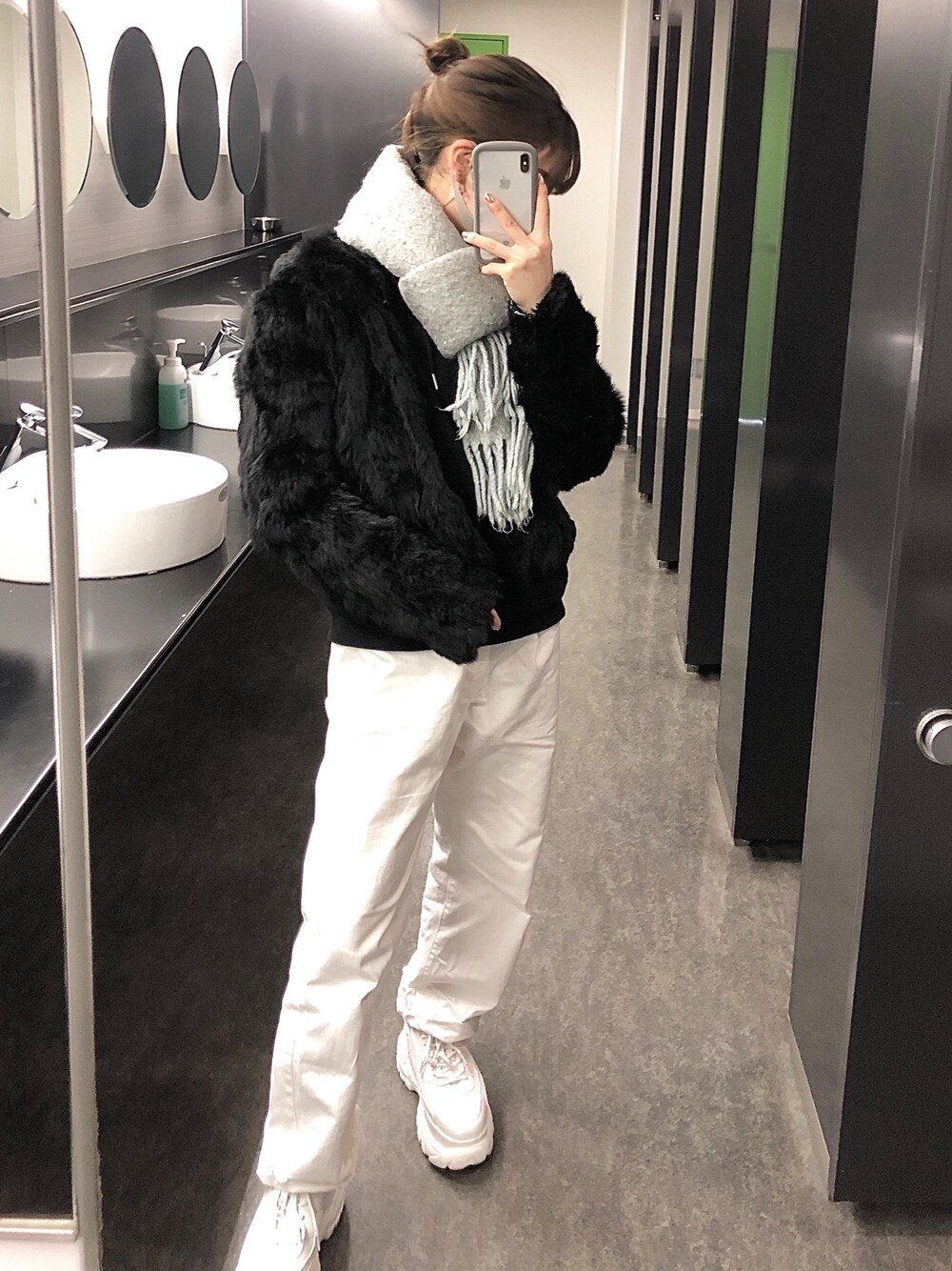 「白デニム、GU、GUコーデ、もこもこ、モコモコアウター、ラフコーデ」｜「GUのアイテム（パンツ、ホワイト系）」を使った、NANA🤍🦛さん（レディース・157cm）の冬コーディネートの1枚目の写真