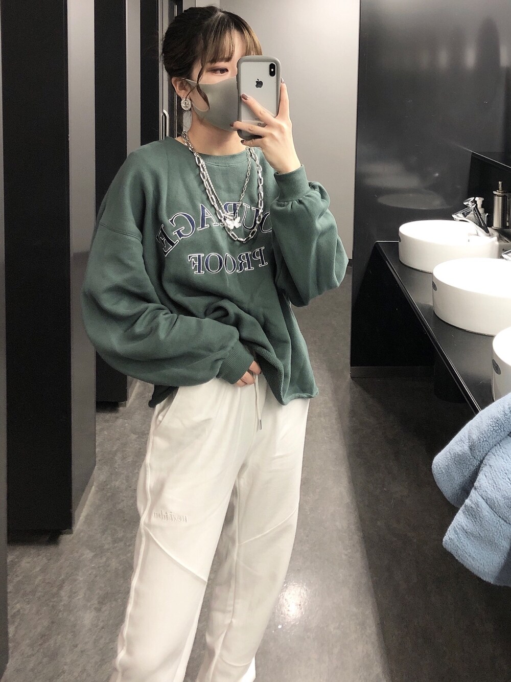 「Bershka、WEGO、トレーナー、スウェットパンツ、スウェット、ラフ、ラフコーデ」｜「Bershkaのアイテム（スウェットパンツ、ホワイト系）」を使った、NANA🤍🦛さん（レディース・157cm）の冬コーディネートの1枚目の写真
