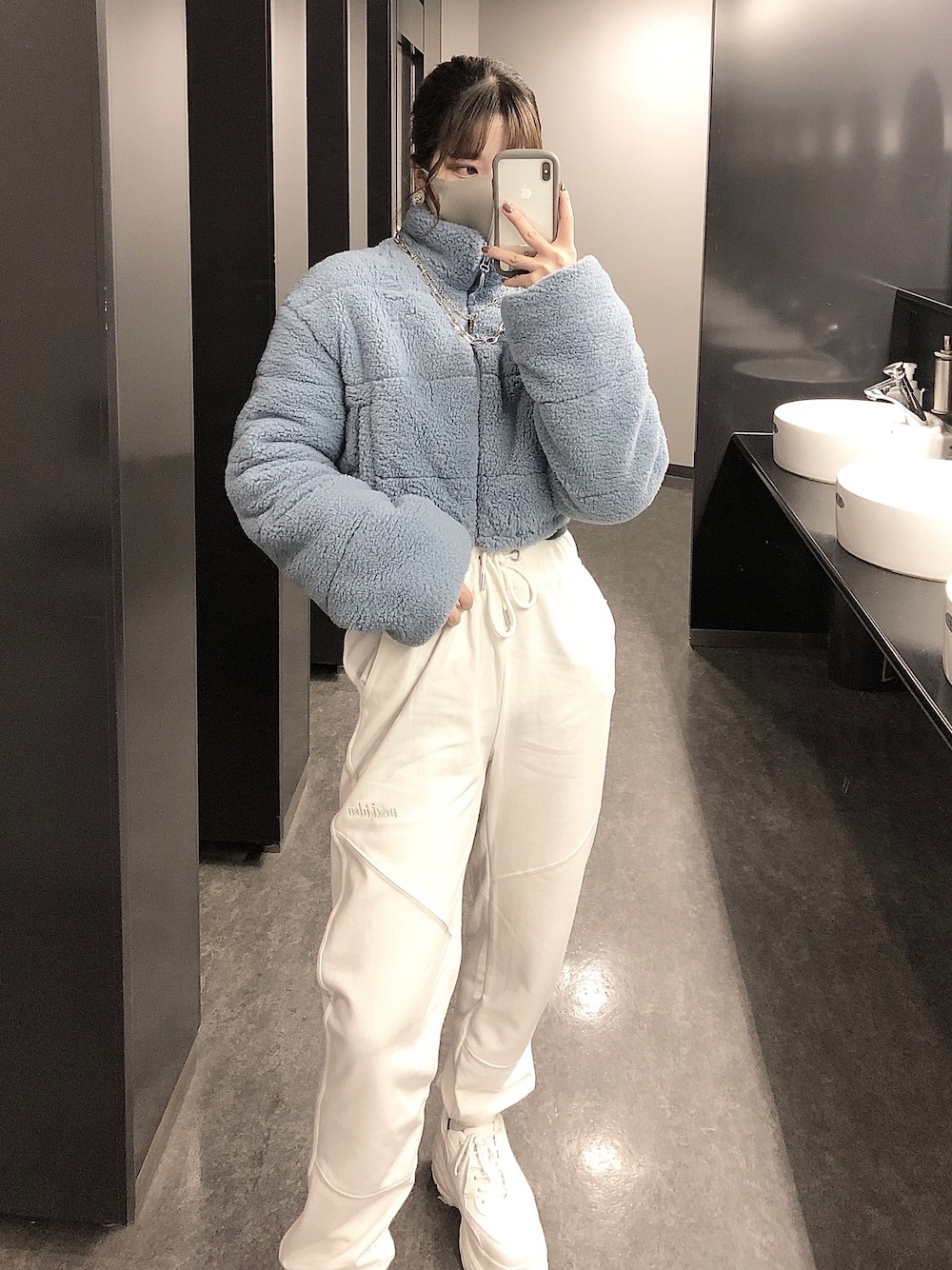 「Bershka、bershkastyle、Bershkaコーデ、もこもこ、モコモコアウター、スウェットパンツ、ラフ、韓国系」｜「Bershkaのアイテム（ジャケット/アウター、ブルー系）」を使った、NANA🤍🦛さん（レディース・157cm）の冬コーディネートの1枚目の写真