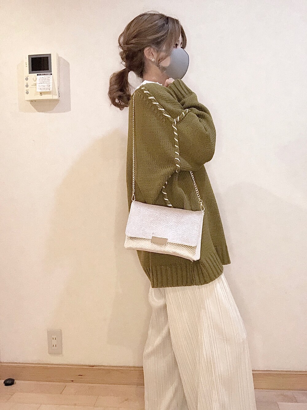 「H&M、archives、earth music&ecology、プリーツパンツ、黄緑色、緑、グリーン、ラフ」｜「archivesのアイテム（ニット/セーター、グリーン系）」を使った、NANA🤍🦛さん（レディース・157cm）の冬コーディネートの1枚目の写真