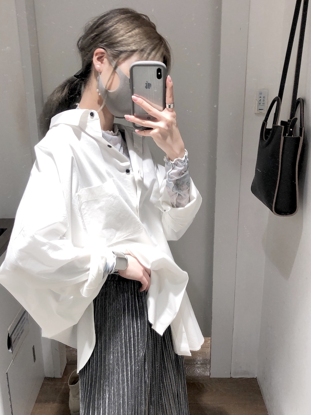 「スカート、JEANASiS、JEANASISコーデ、earth music&ecology、シアーインナーt、シルバースカート、シャツスタイル」｜「earth music&ecologyのアイテム（シャツ/ブラウス、ホワイト系）」を使った、NANA🤍🦛さん（レディース・157cm）の春コーディネートの1枚目の写真