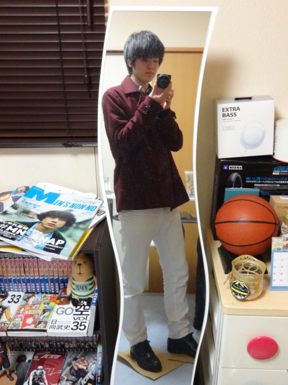 「冬コーデ、綺麗目、大人コーデ、大学生、ピーコート、革靴、デニム、デニムパンツ、カメラ、男の子」｜「H&Mの2年前くらいに購入した物です（ピーコート、レッド系）」を使った、yamaponさん（メンズ・179cm）の冬コーディネートの1枚目の写真