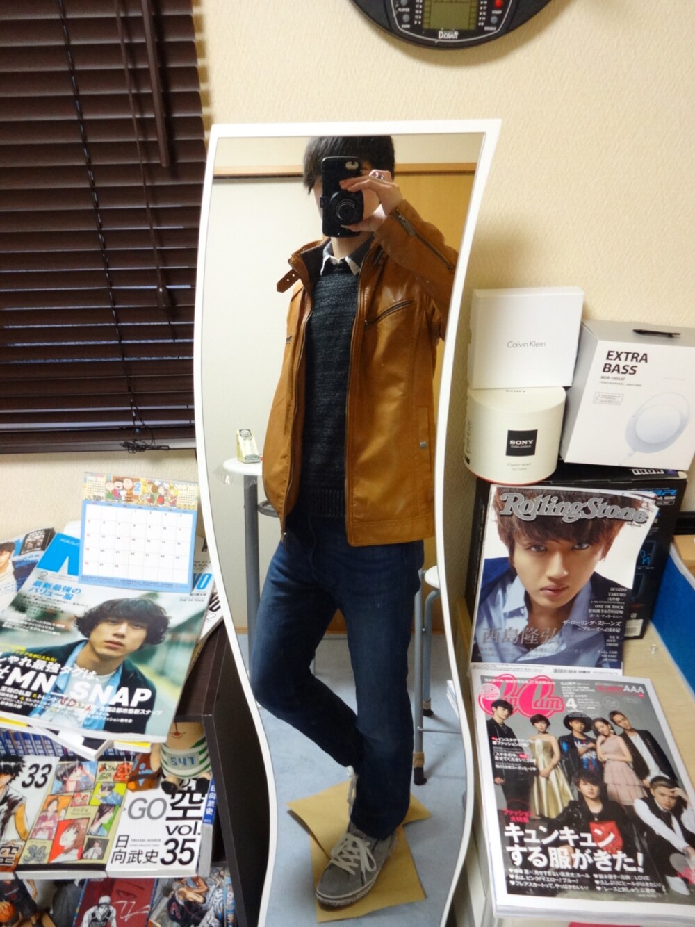 「シンプルコーデ、オトナカジュアル、ニット、大学生、カメラ、お洒落さんとつながりたい、デニム、腕時計、ライダース、ジャケット」｜「SINCE DAYのサイズ X  値段は覚えていないです😭（ライダースジャケット、イエロー系）」を使った、yamaponさん（メンズ・179cm）の春コーディネートの1枚目の写真