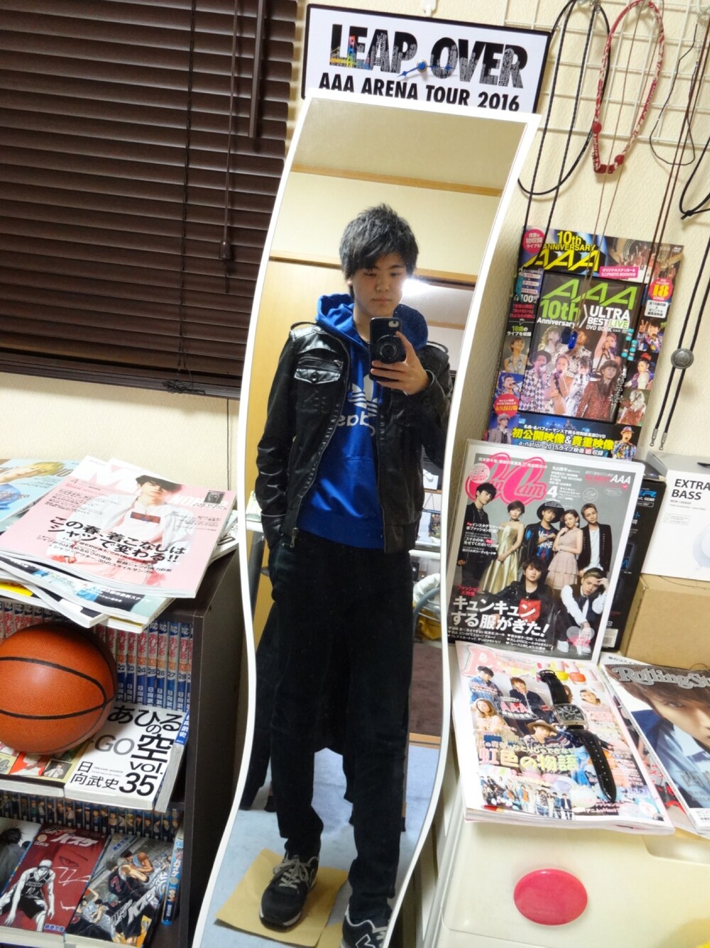 「春、アディダス、パーカー、大人カジュアル、大学生、スキニー、ニューバランス、スニーカー、カメラ、ライダース」｜「ZARA MANのBASIC（ライダースジャケット、ブラック系）」を使った、yamaponさん（メンズ・179cm）の春コーディネートの1枚目の写真