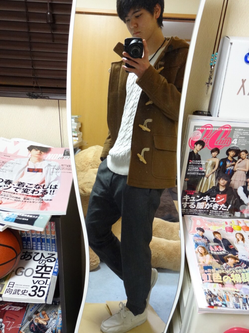 「きれいめカジュアル、カジュアル、ジョガーパンツ、ダッフルコート、大学生、休日スタイル、スニーカー、ニット、カメラ、大人カジュアル」｜「GUのサイズ Ｌ（ニット/セーター、ホワイト系）」を使った、yamaponさん（メンズ・179cm）の春コーディネートの1枚目の写真