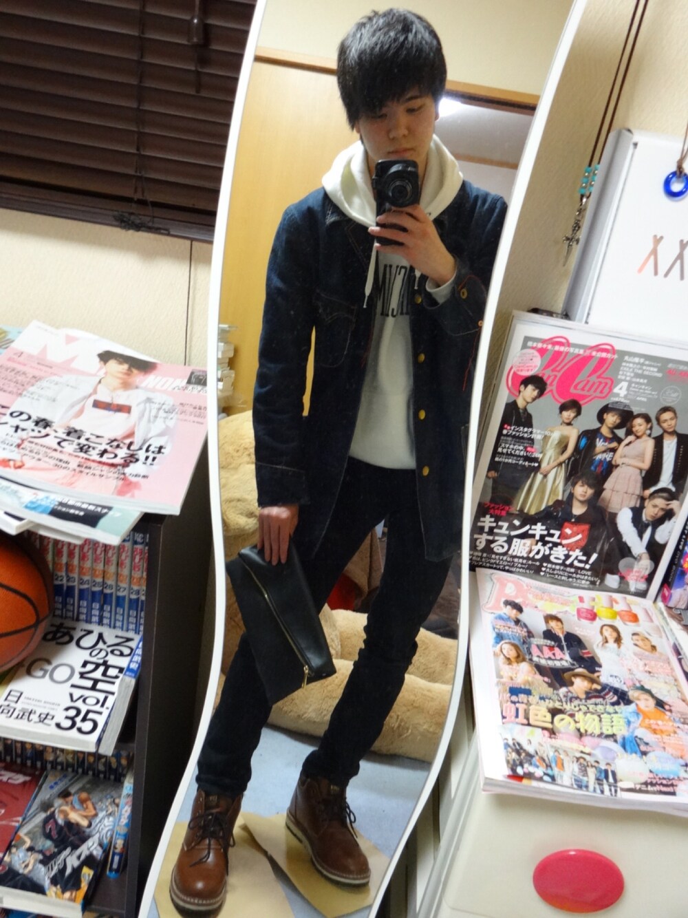 「大人カジュアル、大学生、カジュアル、クラッチバック、デニム、デニムジャケット、EDWIN、黒スキニー、カメラ、お洒落さんとつながりたい」｜「redioopのサイズ Ｌ（デニムジャケット、ブルー系）」を使った、yamaponさん（メンズ・179cm）の春コーディネートの1枚目の写真