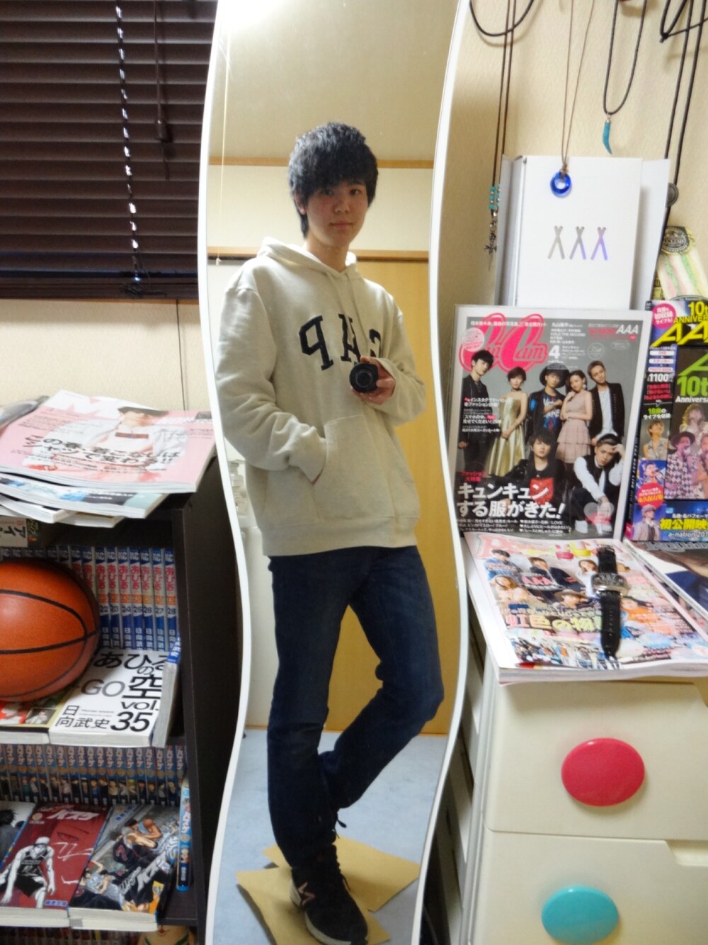 「シンプルコーデ、カジュアル、春、春コーデ、パーカー、デニム、デニムパンツ、スニーカー、大学生、カメラ」｜「GAPの値段はうる覚えです。（パーカー、ホワイト系）」を使った、yamaponさん（メンズ・179cm）の春コーディネートの1枚目の写真