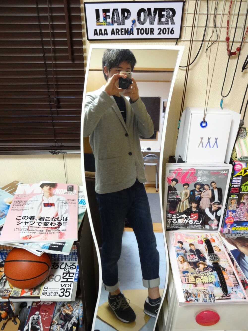 「カジュアルコーデ、はるコーデ、大学生、スニーカー、ユニクロ、GU、ジャケット、デニムパンツ、ロールアップ、カメラ」｜「GUの（GU）ライトカットソージャケット（長袖）Ａ（ジャケット/アウター、ブラック系）」を使った、yamaponさん（メンズ・179cm）の春コーディネートの1枚目の写真