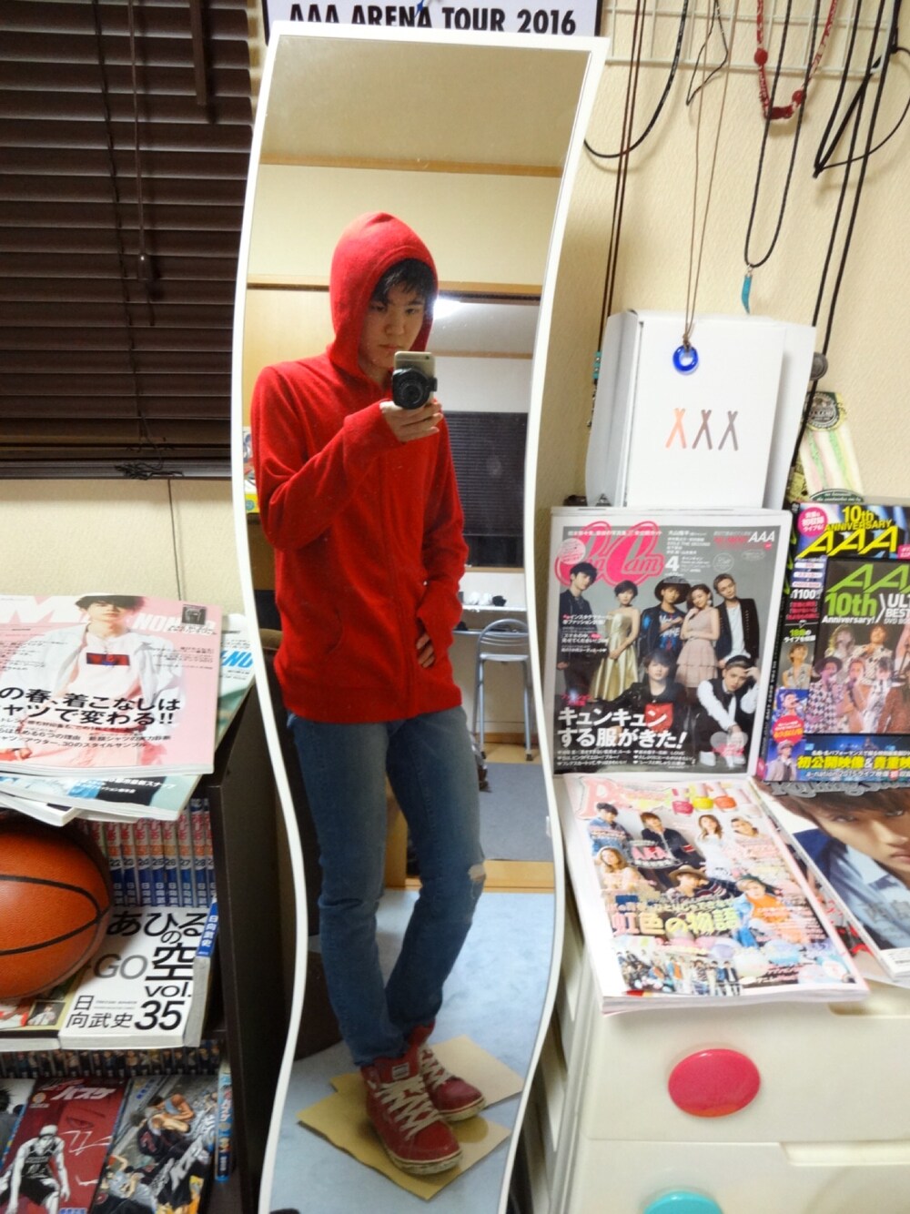 「はるコーデ、カジュアルコーデ、デニム、ダメージデニムパンツ、大学生、パーカー、スキニーデニム、ストリート、赤、カメラ」｜「GUのサイズ ＸＬ アクリル100（パーカー、レッド系）」を使った、yamaponさん（メンズ・179cm）の春コーディネートの1枚目の写真