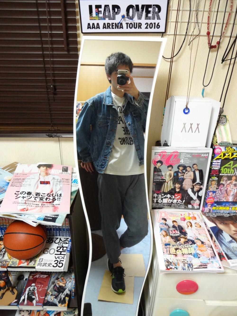 「カジュアル、春コーデ、ラフ、シンプル、白Tシャツ、ジョガーパンツ、デニムジャケット、スニーカー、New Balance、大学生」｜「UNIQLOのサイズ L （デニムジャケット、ブルー系）」を使った、yamaponさん（メンズ・179cm）の春コーディネートの1枚目の写真