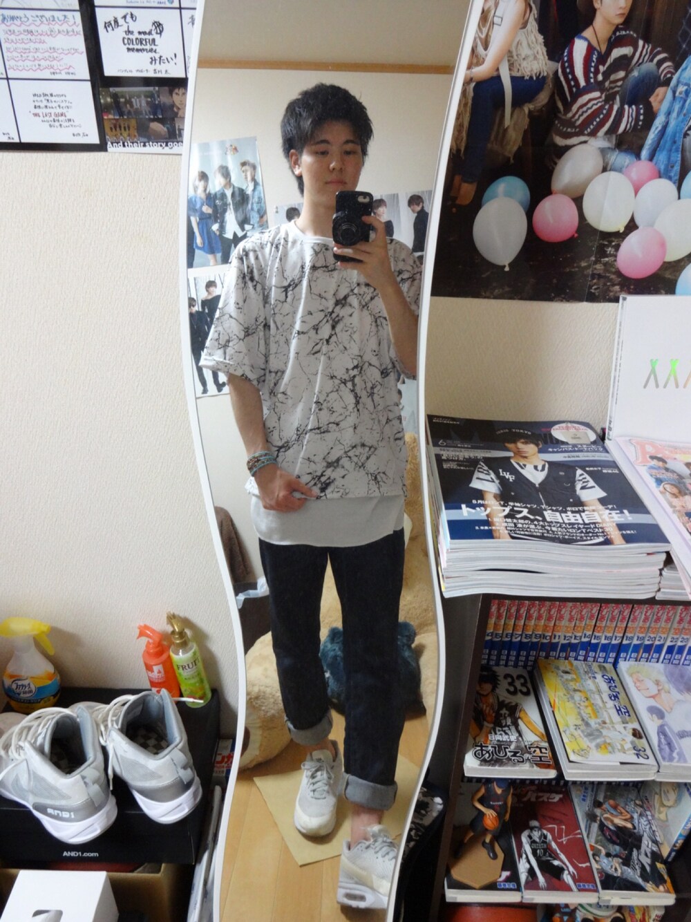 「休日スタイル、おしゃれさんと繋がりたい、ロールアップ、デニム、デニムパンツ、カジュアルコーデ、ストリート、スニーカー、ナイキ、ブレスレット」｜「Methodologyのアイテム（Tシャツ/カットソー、ホワイト系）」を使った、yamaponさん（メンズ・179cm）の夏コーディネートの1枚目の写真
