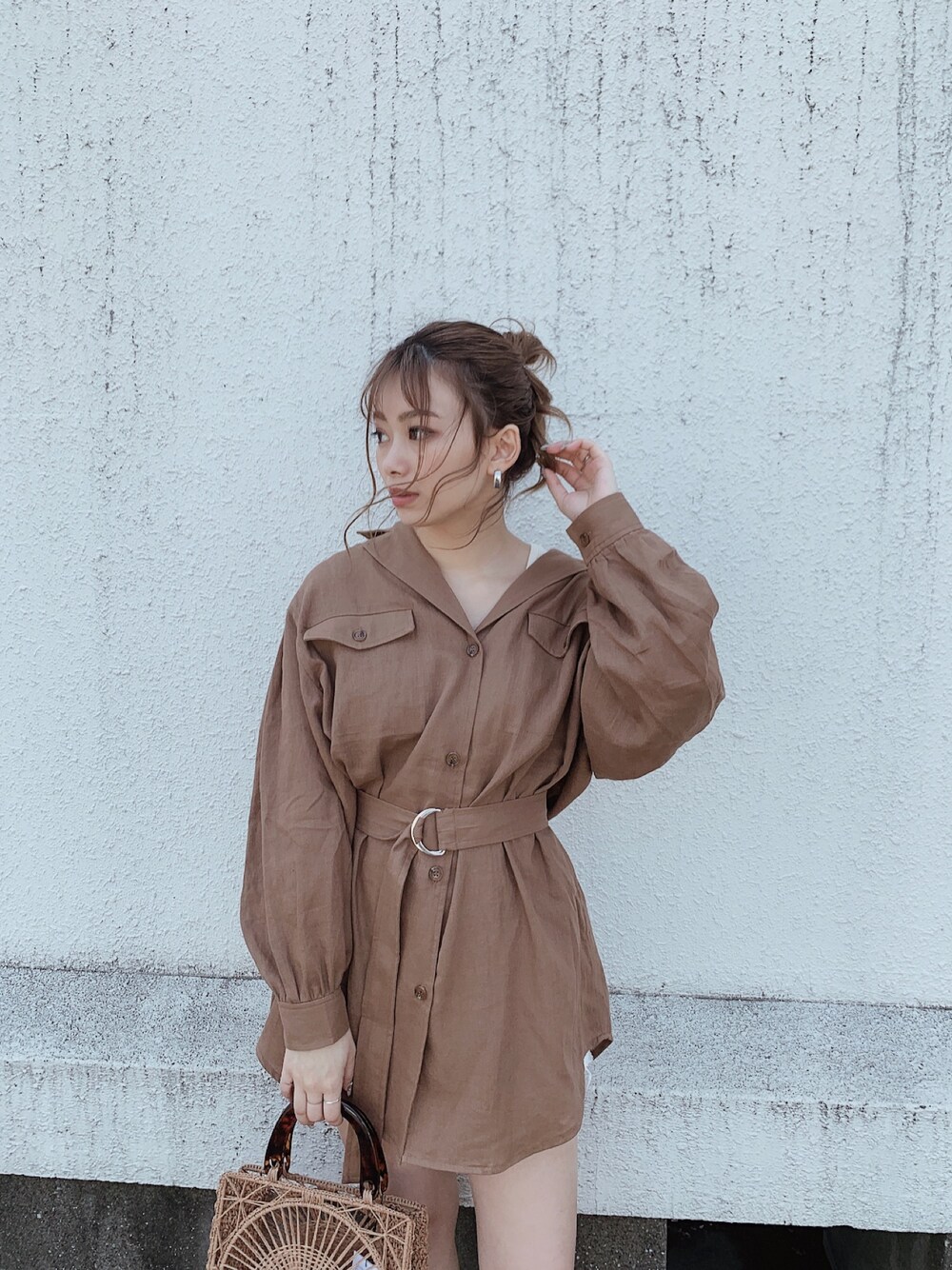 ブラウン系のテーラードジャケットを着用したレディースの春コーディネートの1枚目の写真