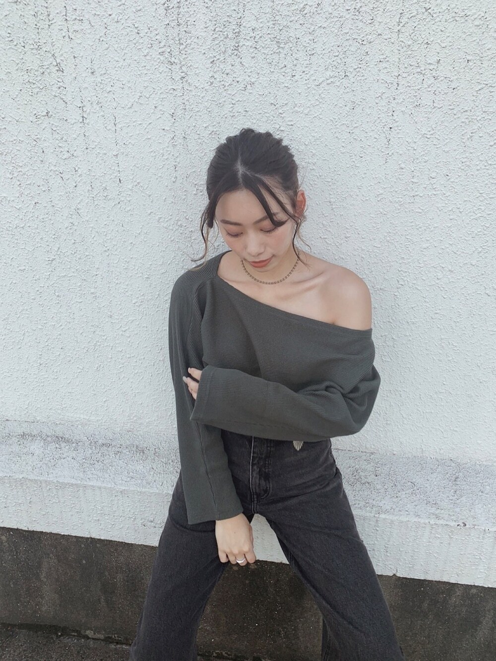 グリーン系のワンピース、ブラック系のデニムパンツを着用したレディースの秋コーディネートの1枚目の写真