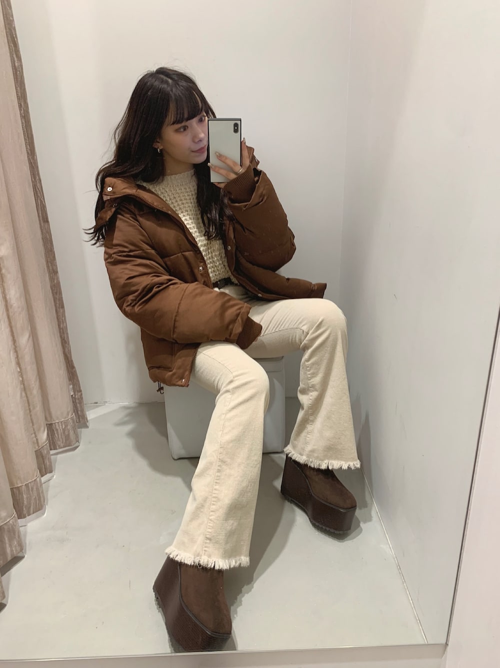 ベージュ系のニット/セーター、ブラウン系のダウンジャケット/コート、ホワイト系のその他パンツを着用したレディースの秋コーディネートの1枚目の写真