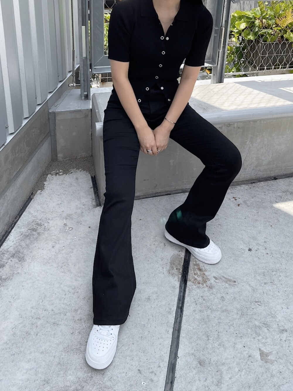 ブラック系のTシャツ/カットソー、ブラック系のデニムパンツ、ホワイト系のシューズを着用したレディースの夏コーディネートの1枚目の写真