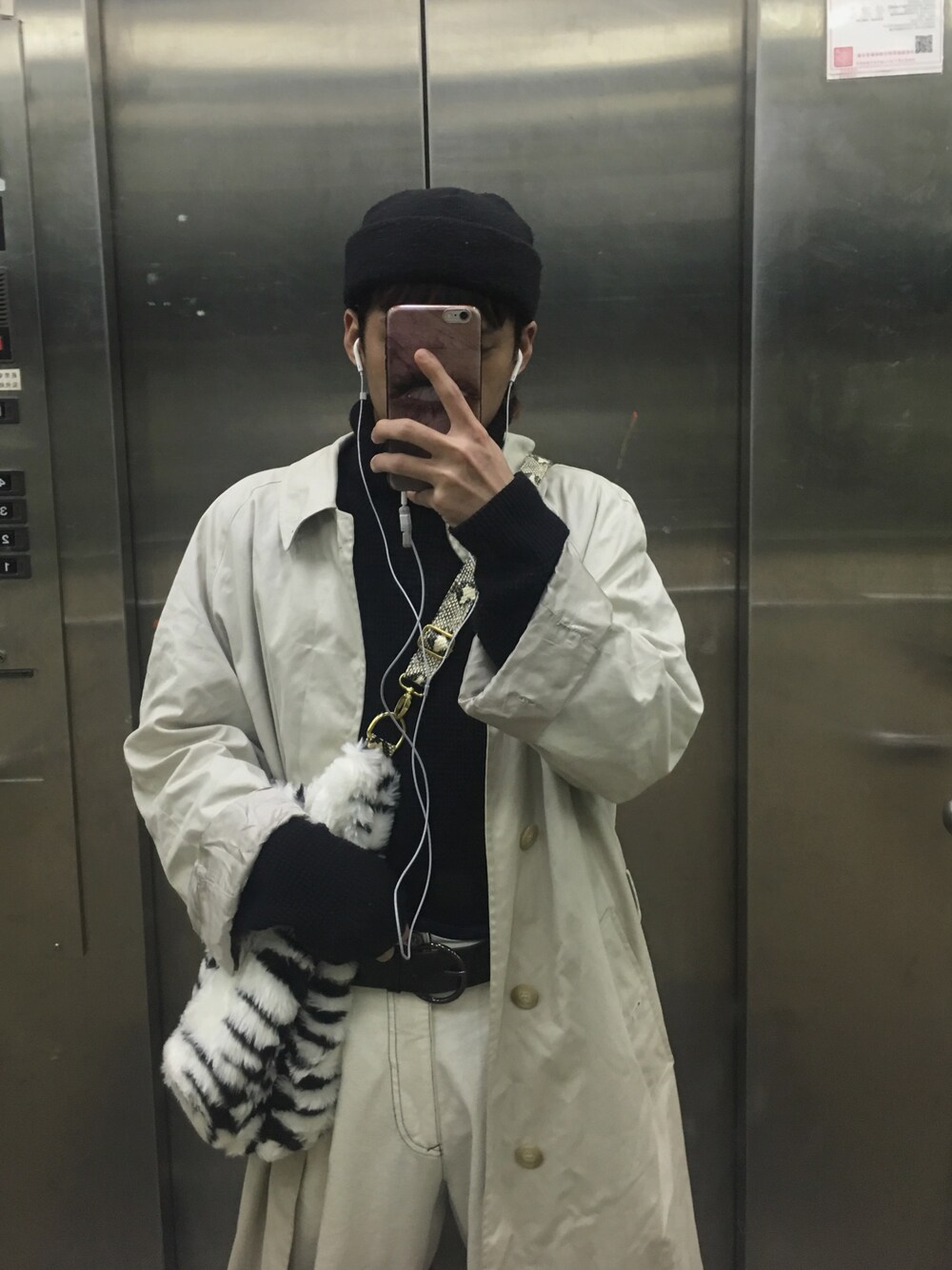 「ALLWHITE」｜「H&Mのアイテム（トップス、ブラック系）」を使った、Xiangさん（メンズ・170cm）の冬コーディネートの1枚目の写真