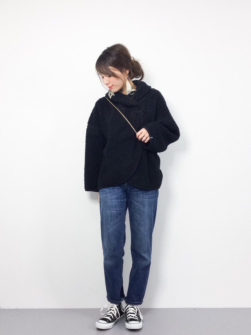 「MILKFED.のFLUFFY CAPE（ポンチョ、ブラック系）」を使った、ぐっさんさん（レディース・166cm）の冬コーディネートの1枚目の写真