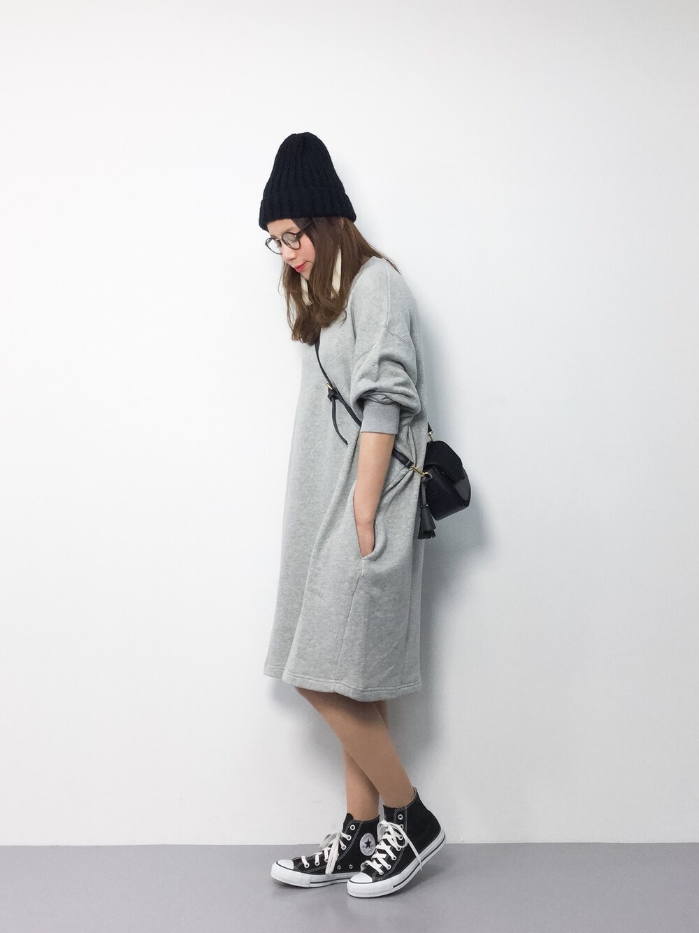 「PLAIN CLOTHINGのタッセル付き切り替えショルダーバッグ【PLAIN CLOTHING】（ショルダーバッグ、ブラック系）」を使った、ぐっさんさん（レディース・166cm）の春コーディネートの1枚目の写真
