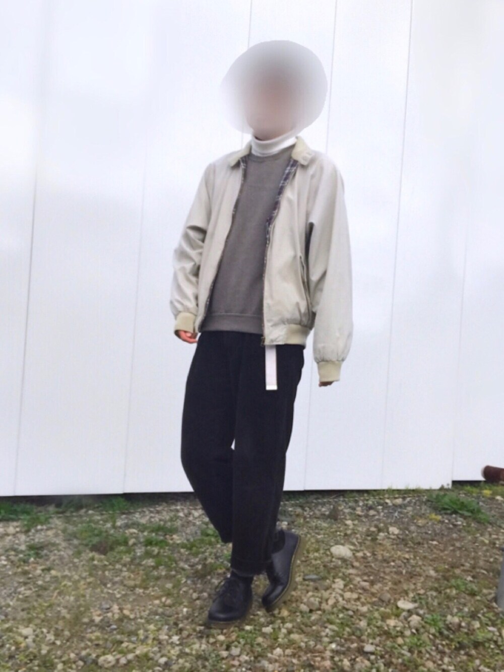 ブラック系のドレスシューズ、ブラック系のパンツ、グレー系のスウェットを着用したメンズの秋コーディネートの1枚目の写真
