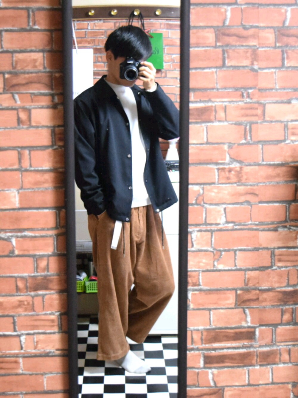 「コーデュロイ、ワイドパンツ、モックネック、コーチジャケット、ガチャベルト、秋コーデ」｜「Nikonのアイテム（カメラ/カメラグッズ、ブラック系）」を使った、かなめさん（メンズ・178cm）の秋コーディネートの1枚目の写真