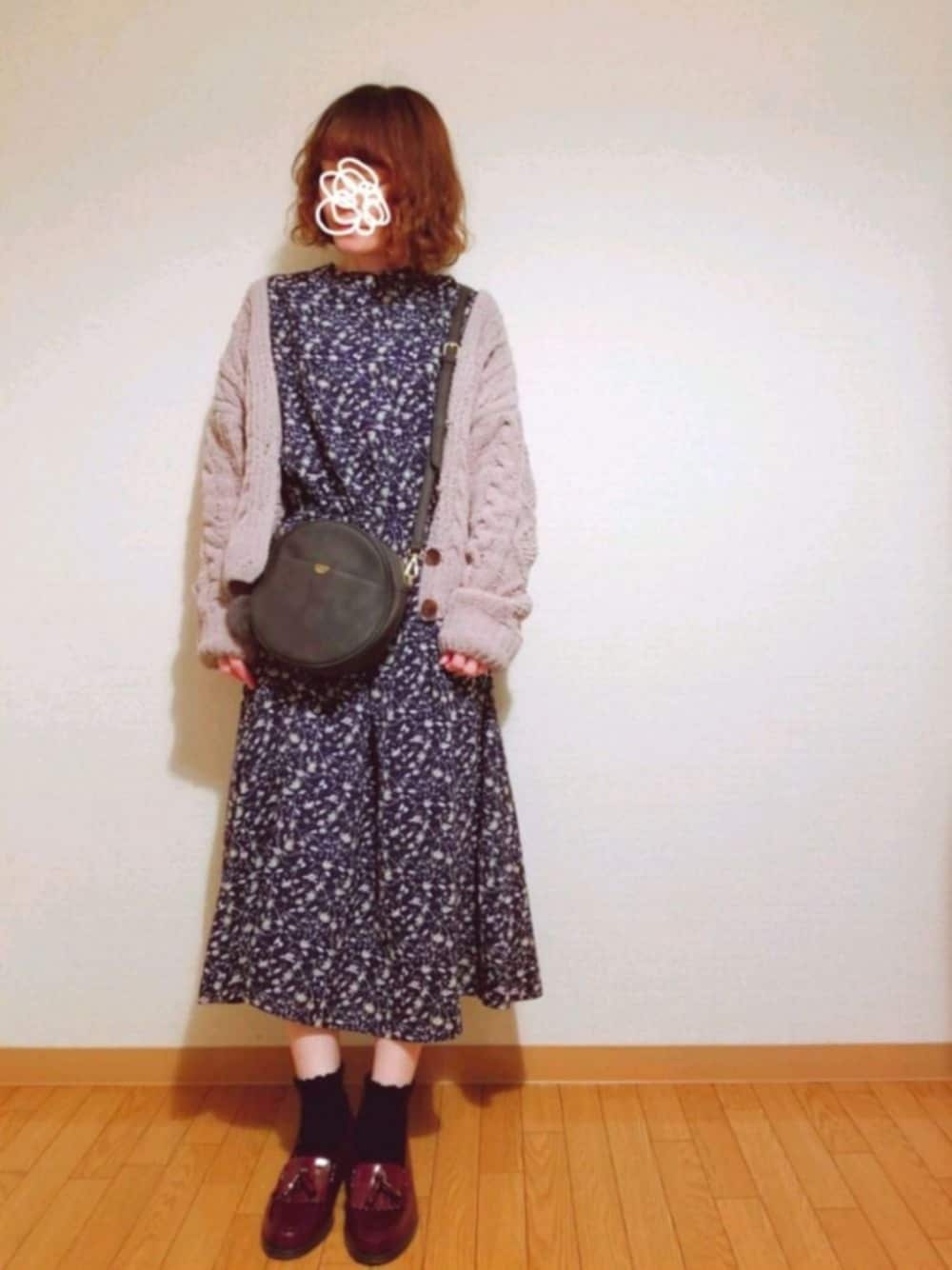 ブルー系のワンピース、ブラック系のショルダーバッグ、ブラウン系のローファーを着用したレディースの春コーディネートの1枚目の写真