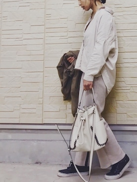「抜き襟」｜「アイテム（その他アウター）」を使った、AKARIさん（レディース・163cm）の春コーディネート