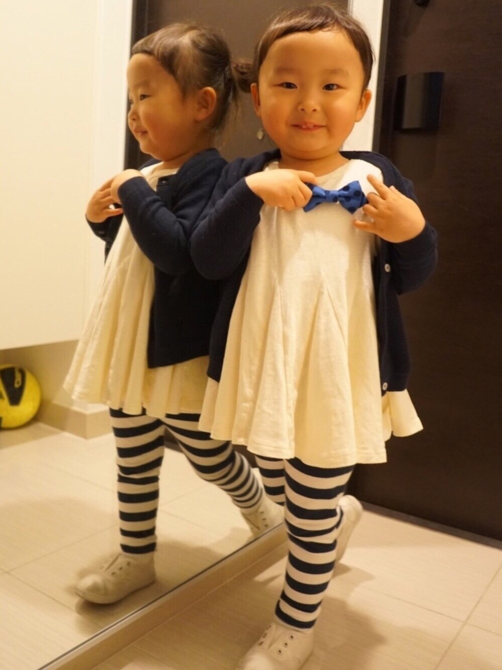 「入園式、ボーダー、水玉、カーディガン、蝶ネクタイ、リボン」｜「UNIQLOのアイテム（カーディガン/ボレロ、ブルー系）」を使った、cocoonoocncさん（キッズ・90cm）の春コーディネートの1枚目の写真