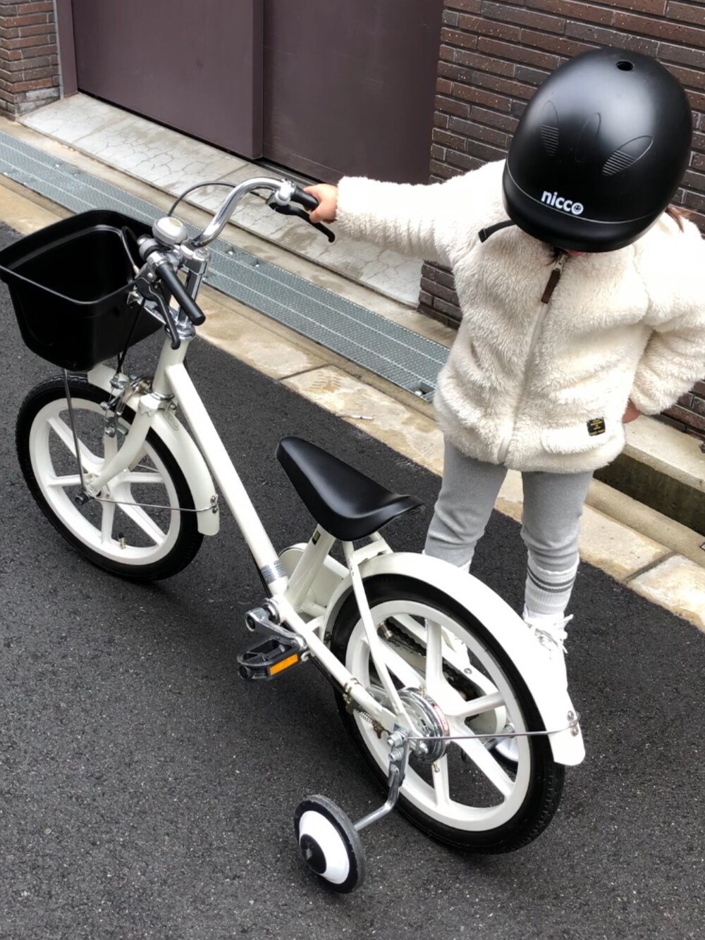 「自転車スタイル」｜「こども ビームスのnicco×こども ビームス / 別注 Kid's L ヘルメット (52～56cm)（スポーツグッズ、ブラック系）」を使った、cocoonoocncさん（キッズ・100cm）の春コーディネートの1枚目の写真