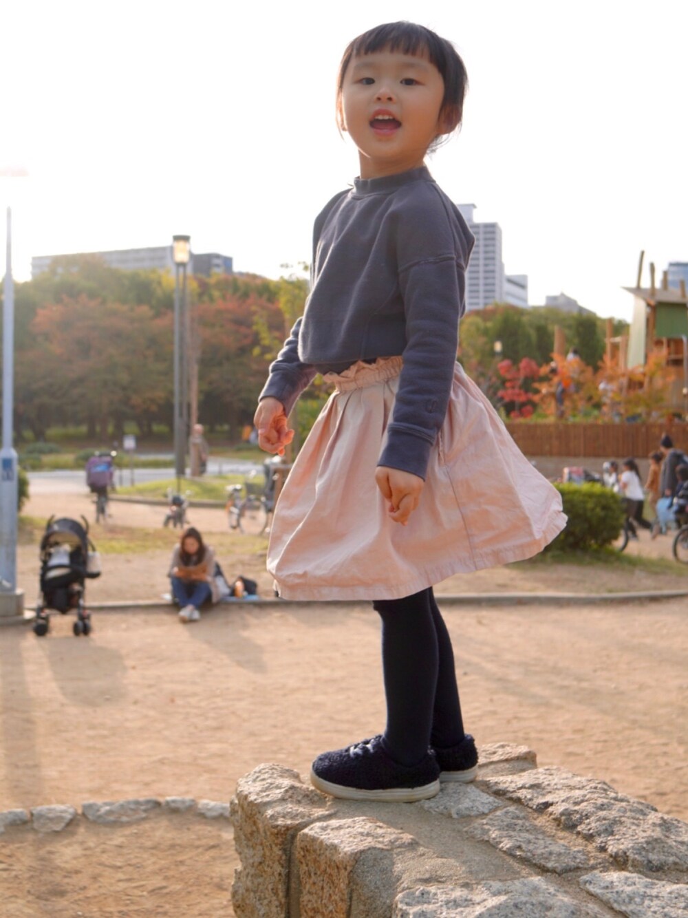 「公園」｜「quoti use fithのウラケ 長袖 モックネックスウェット（スウェット、ブルー系）」を使った、cocoonoocncさん（キッズ・100cm）の秋コーディネートの1枚目の写真