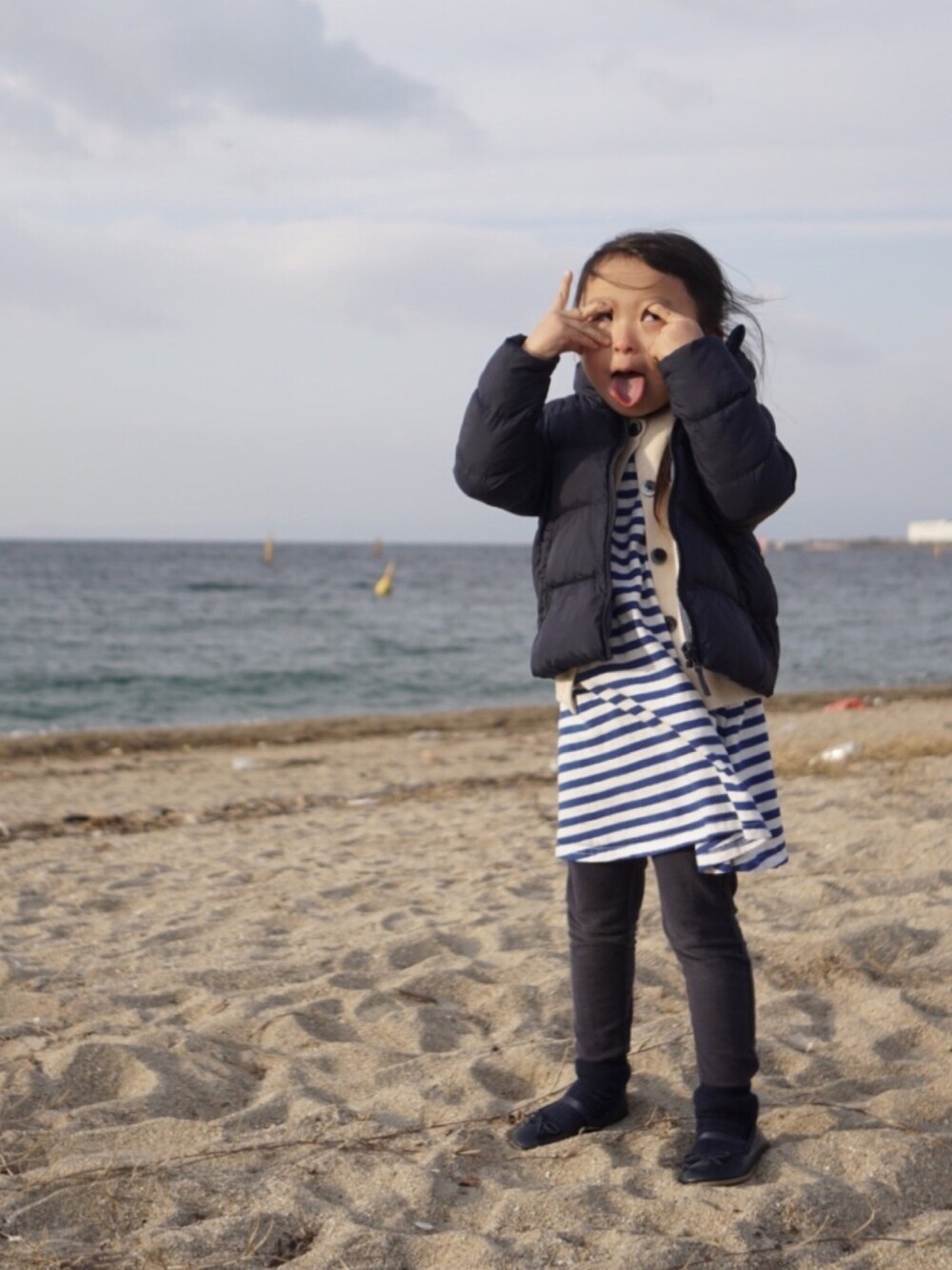 「海、冬アウター着回しチャレンジ」｜「UNIQLOのアイテム（ダウンジャケット/コート、ブルー系）」を使った、cocoonoocncさん（キッズ・100cm）の冬コーディネートの1枚目の写真