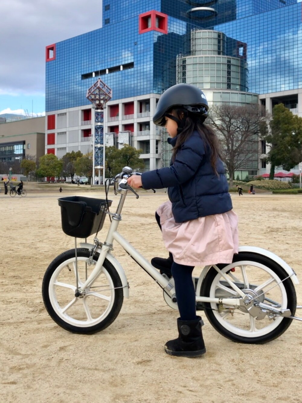 「公園」｜「こども ビームスのnicco×こども ビームス / 別注 Kid's L ヘルメット (52～56cm)（スポーツグッズ、ブラック系）」を使った、cocoonoocncさん（キッズ・110cm）の冬コーディネートの1枚目の写真