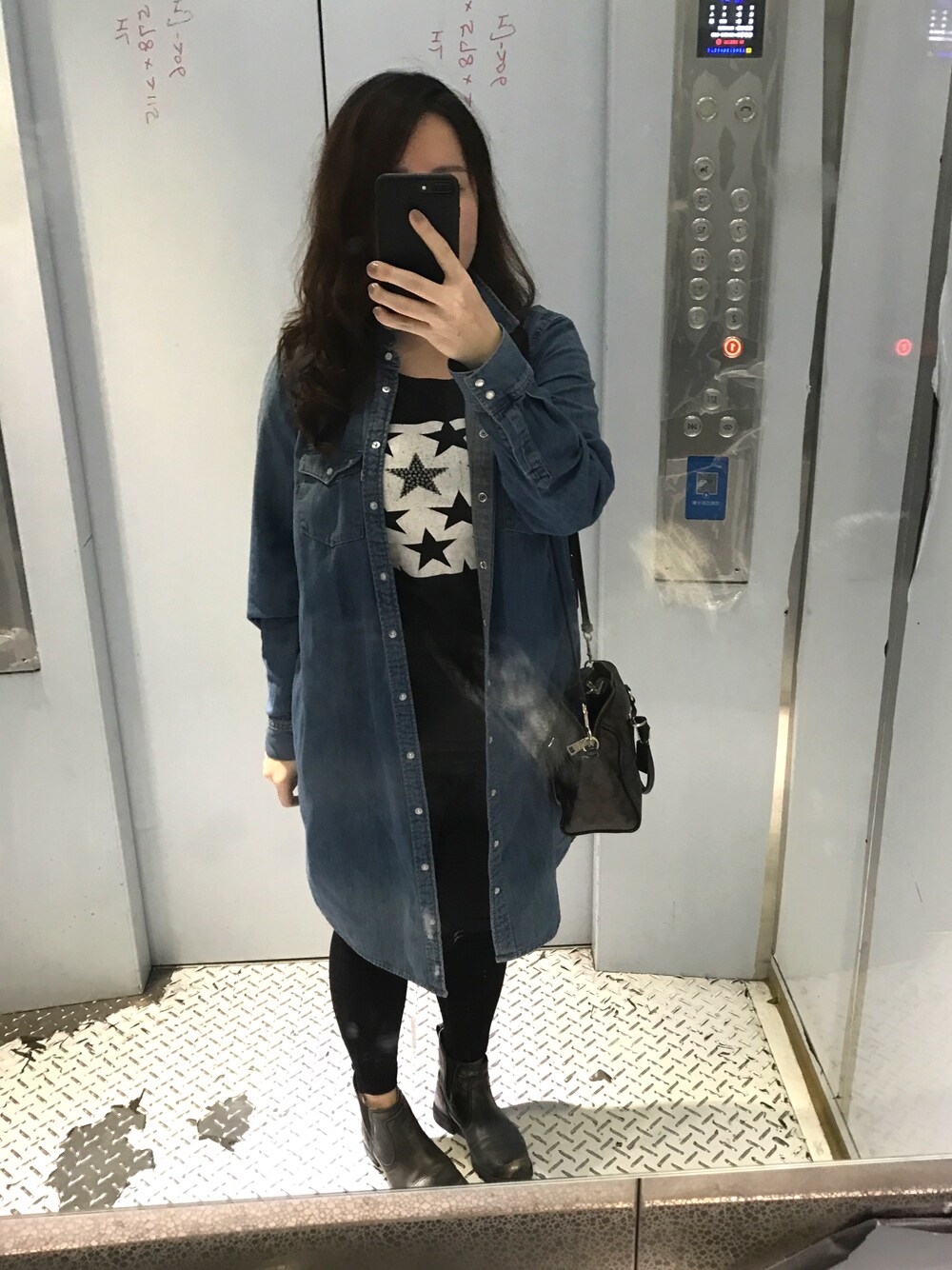 「胖女孩穿搭」｜「Levi'sのアイテム（カバーオール、ブルー系）」を使った、iZOEさん（レディース・157cm）の春コーディネートの1枚目の写真