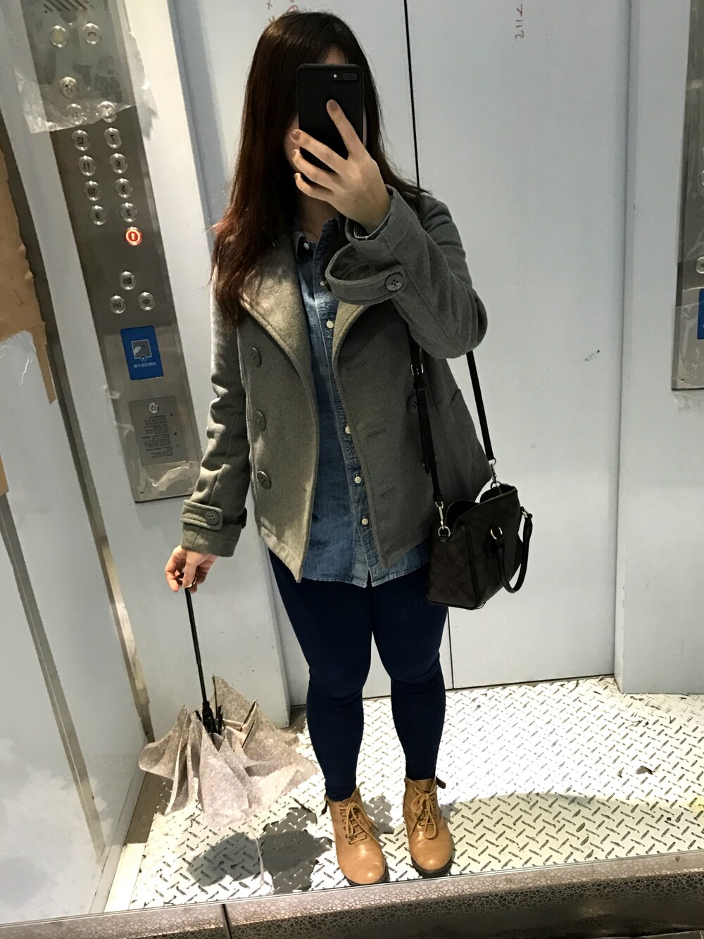 「胖女孩穿搭」｜「Levi'sのアイテム（シャツ/ブラウス、ブルー系）」を使った、iZOEさん（レディース・157cm）の春コーディネートの1枚目の写真
