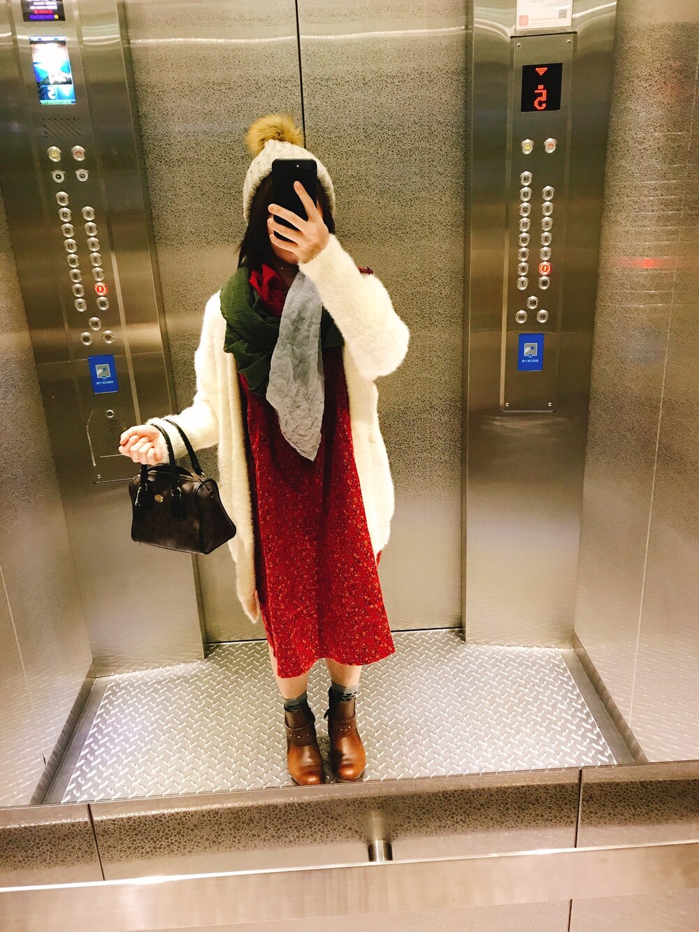 「台灣、冬」｜「COACHのアイテム（トートバッグ、ブラウン系）」を使った、iZOEさん（レディース・157cm）の冬コーディネートの1枚目の写真