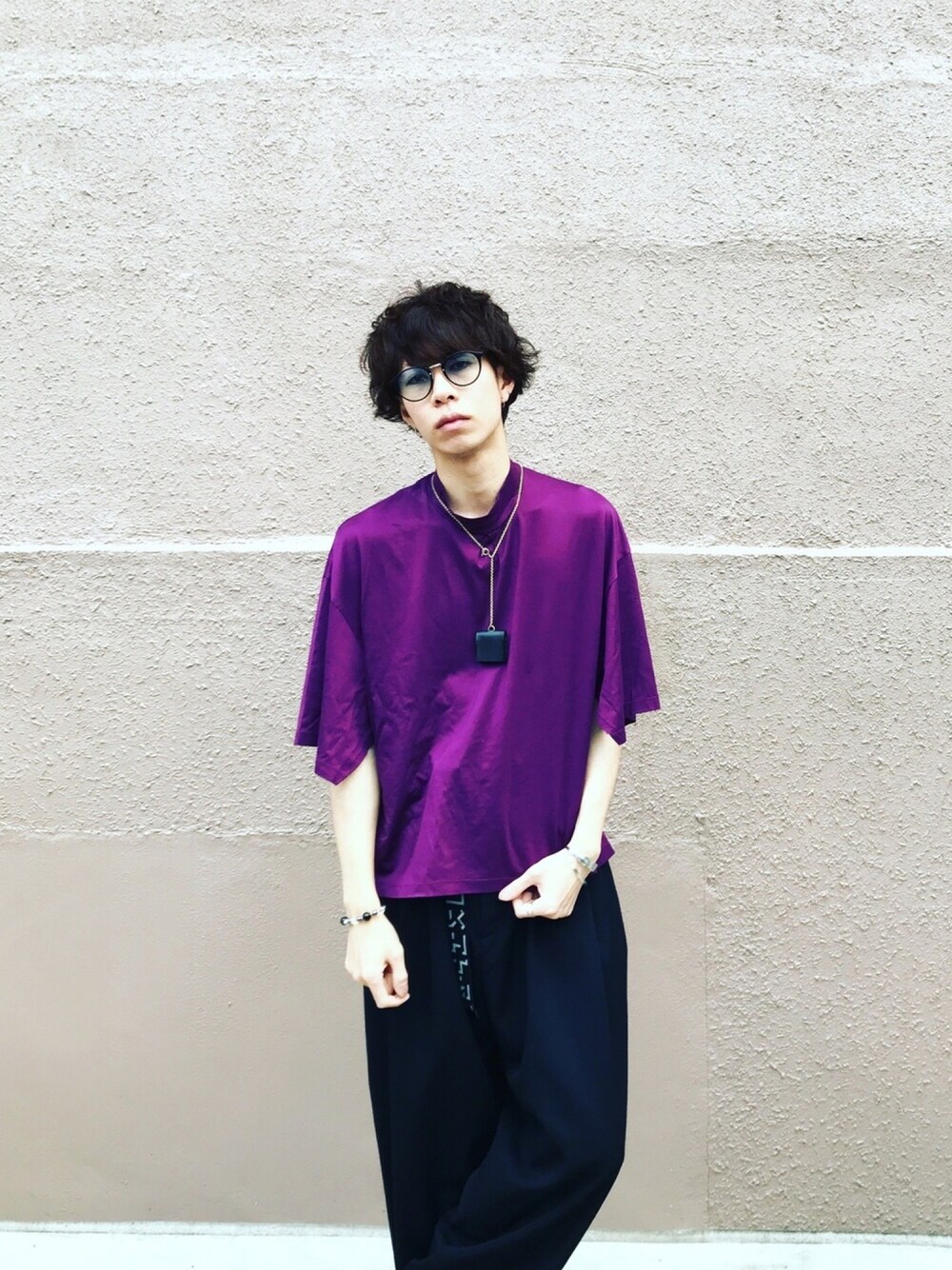「夏コーデ、休日スタイル、シンプル、Tシャツ、ワイドパンツ、サングラス、モックネック、パープル、紫」｜「THREE BLIND MICEのアイテム（Tシャツ/カットソー、ブラック系）」を使った、ジヨンさん（メンズ・172cm）の夏コーディネートの1枚目の写真