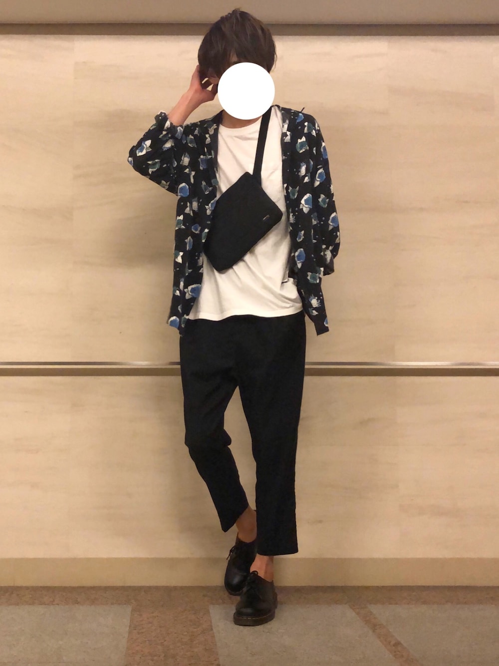 「春コーデ、大学生、柄シャツ、Daniel Wellington、GU、ZARA、Dr.Martens、革靴、ゆるコーデ、スラックス」｜「ZARAのアイテム（シャツ/ブラウス、ブラック系）」を使った、りょうさん（メンズ・185cm）の春コーディネートの1枚目の写真