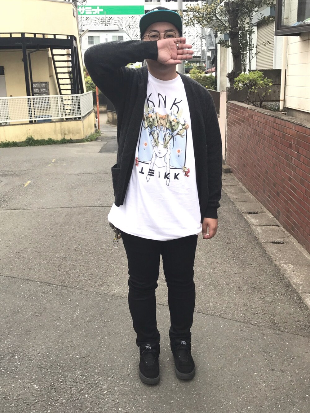「きのこ帝国のアイテム（Tシャツ/カットソー、ホワイト系）」を使った、y.endoさん（メンズ・175cm）の春コーディネートの1枚目の写真