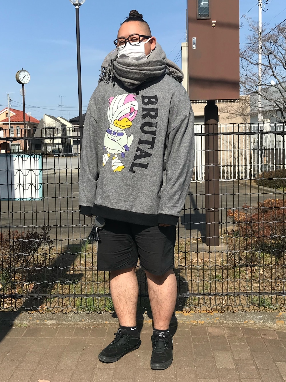 「MILKBOYのアイテム（パーカー、グレー系）」を使った、y.endoさん（メンズ・175cm）の春コーディネートの1枚目の写真