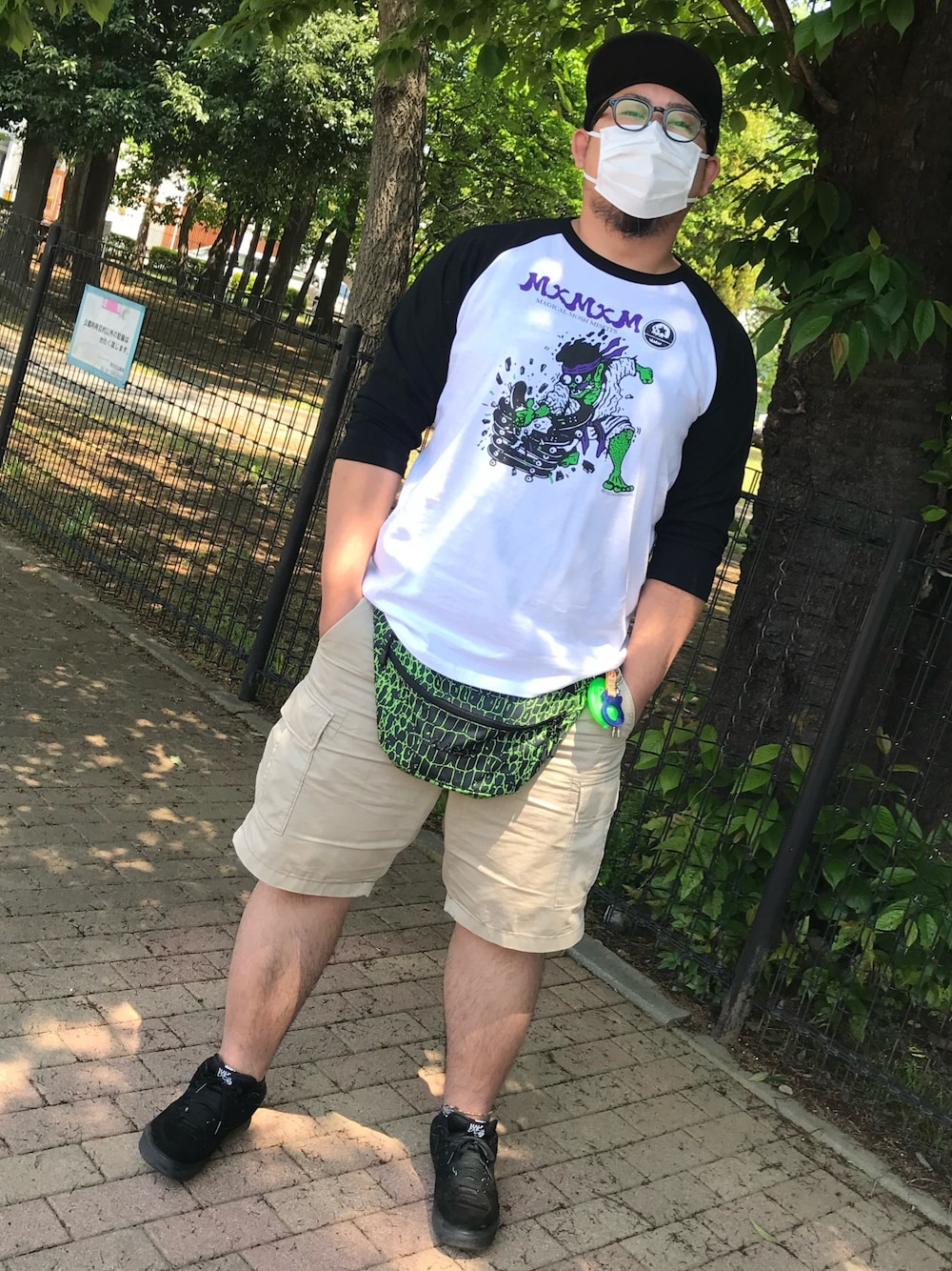 「MAGICAL MOSH MISFITSのアイテム（Tシャツ/カットソー、ホワイト系）」を使った、y.endoさん（メンズ・175cm）の春コーディネートの1枚目の写真