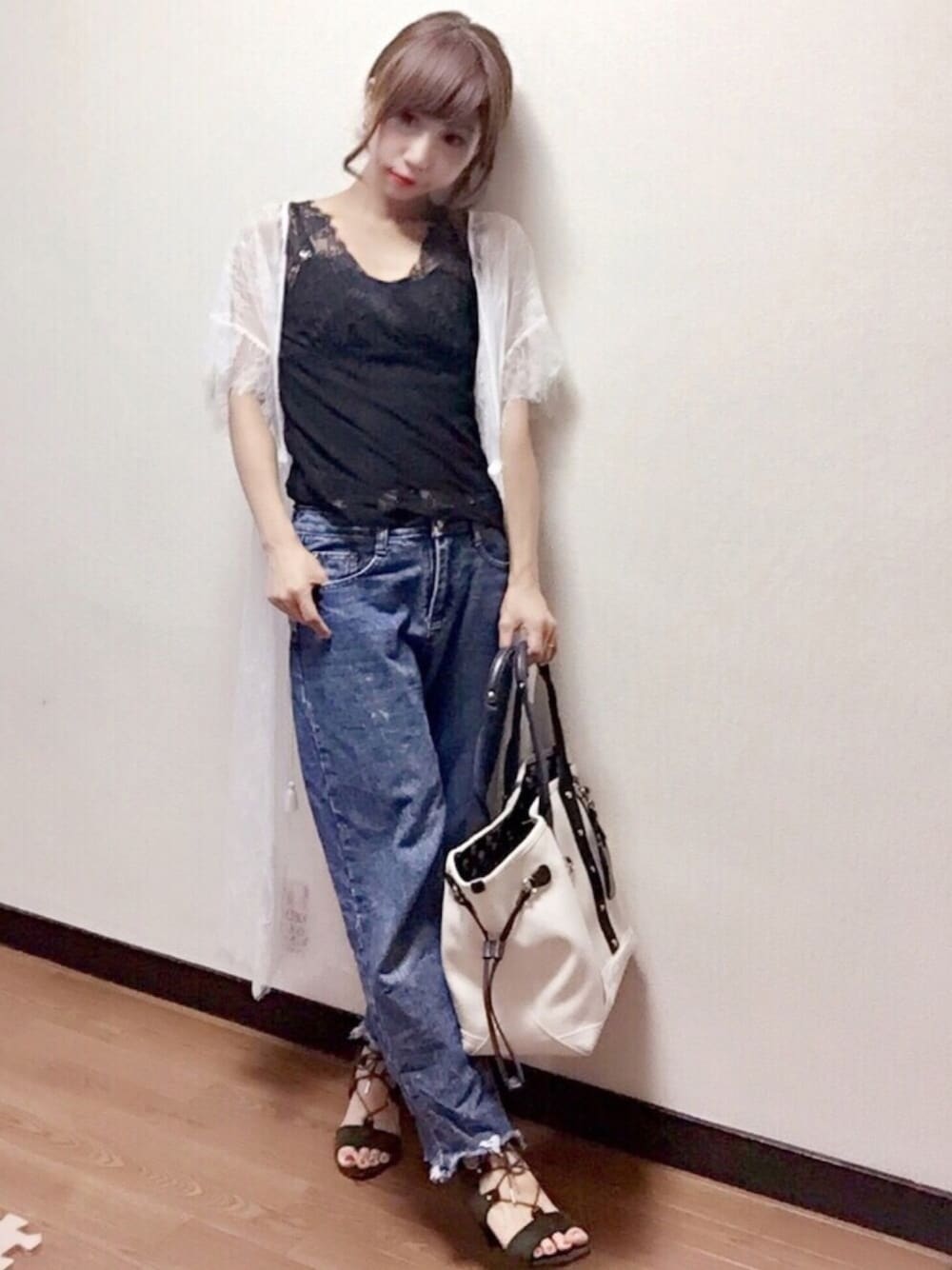ブルー系のデニムパンツ、グリーン系のサンダル、ブラック系のタンクトップを着用したレディースの夏コーディネートの1枚目の写真