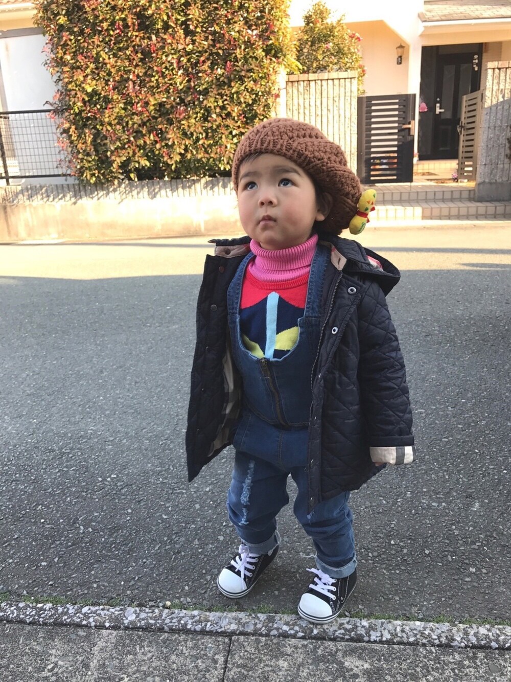 ブルー系のサロペット/オーバーオール、ブラック系のナイロンジャケット、その他のニット/セーターを着用したキッズの冬コーディネートの1枚目の写真