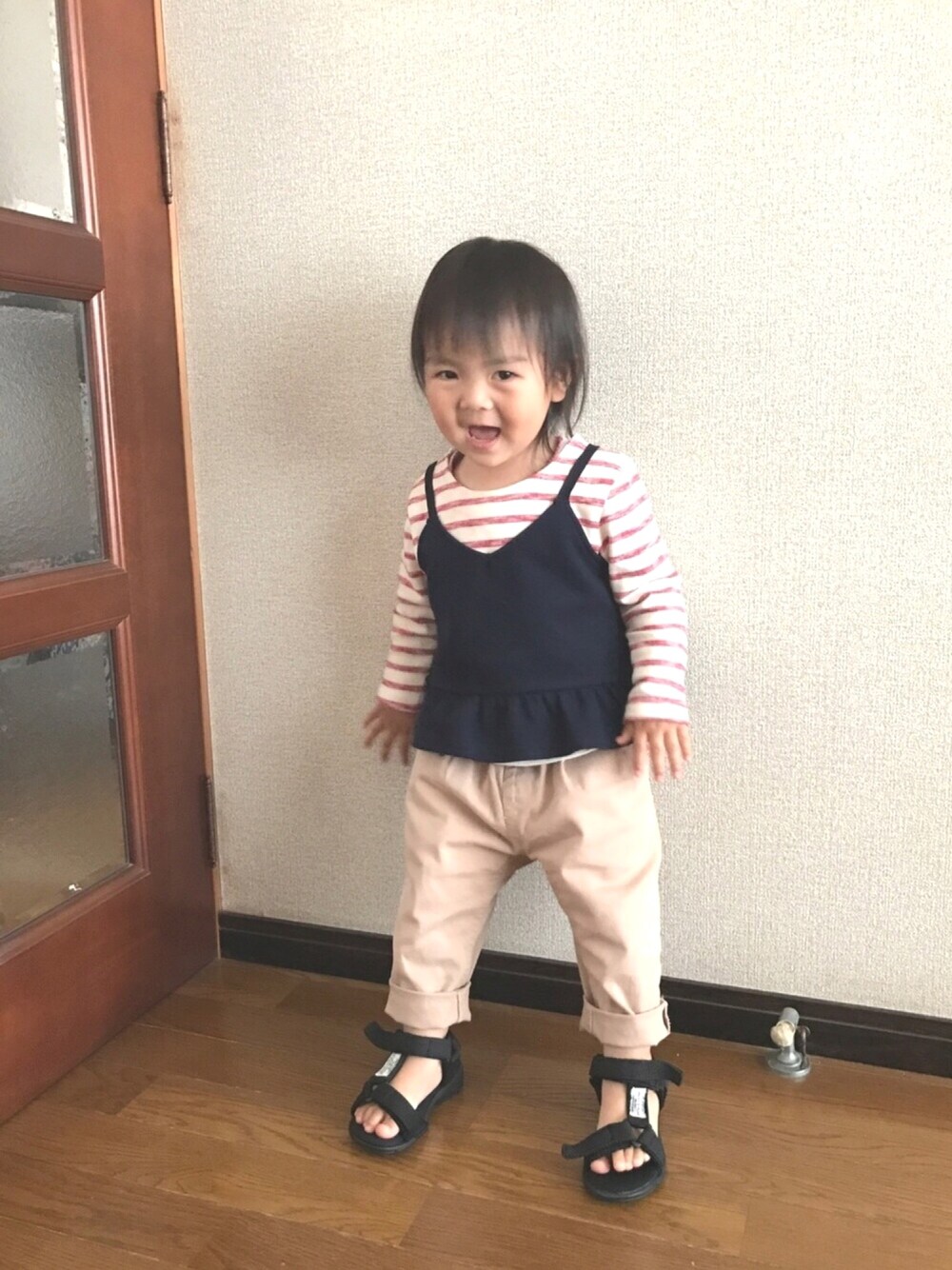 その他のキャミソール、レッド系のTシャツ/カットソー、ベージュ系のパンツを着用したキッズの春コーディネートの1枚目の写真