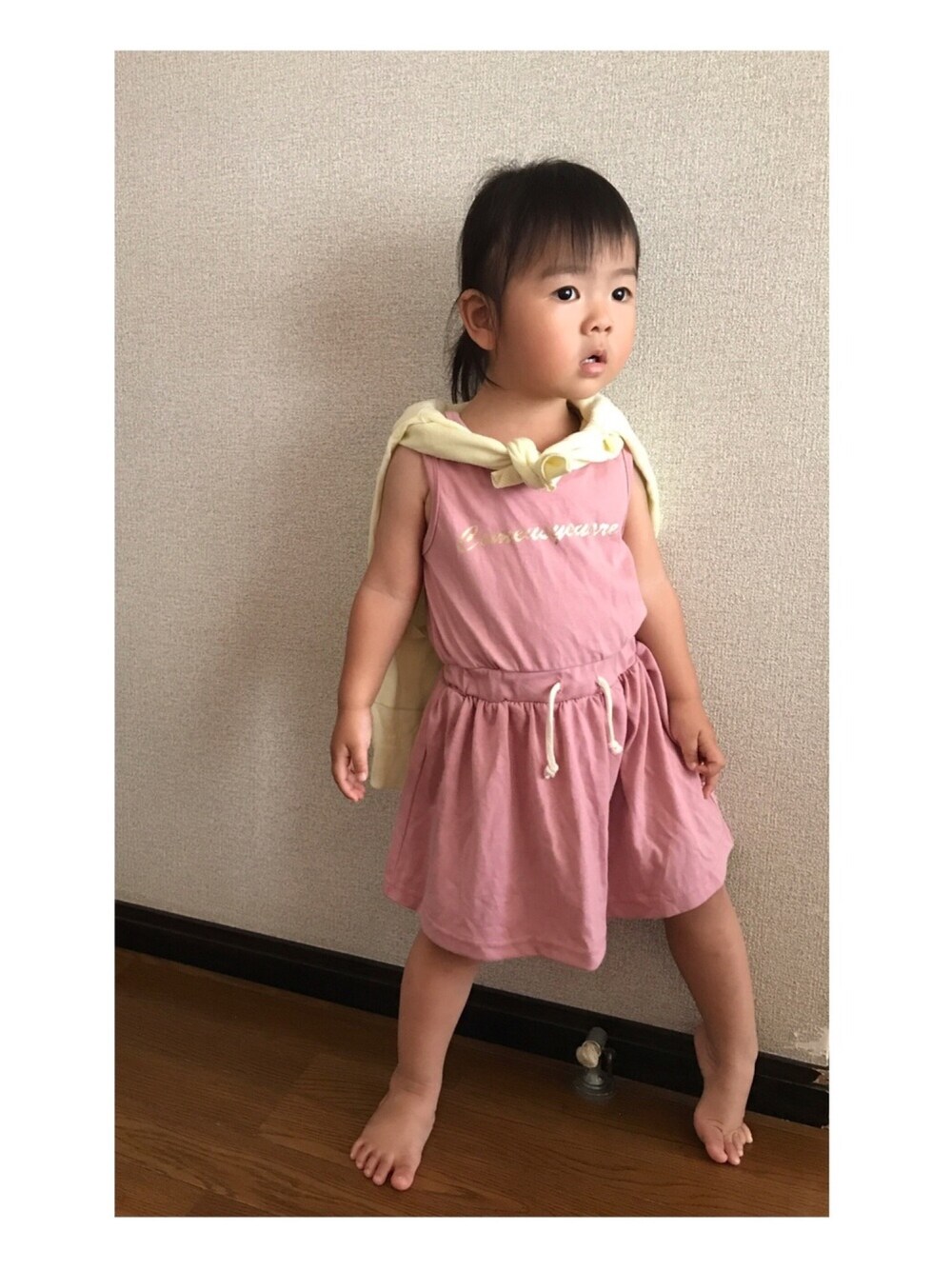 ピンク系のワンピース、イエロー系のカーディガン/ボレロ、その他のその他を着用したキッズの夏コーディネートの1枚目の写真