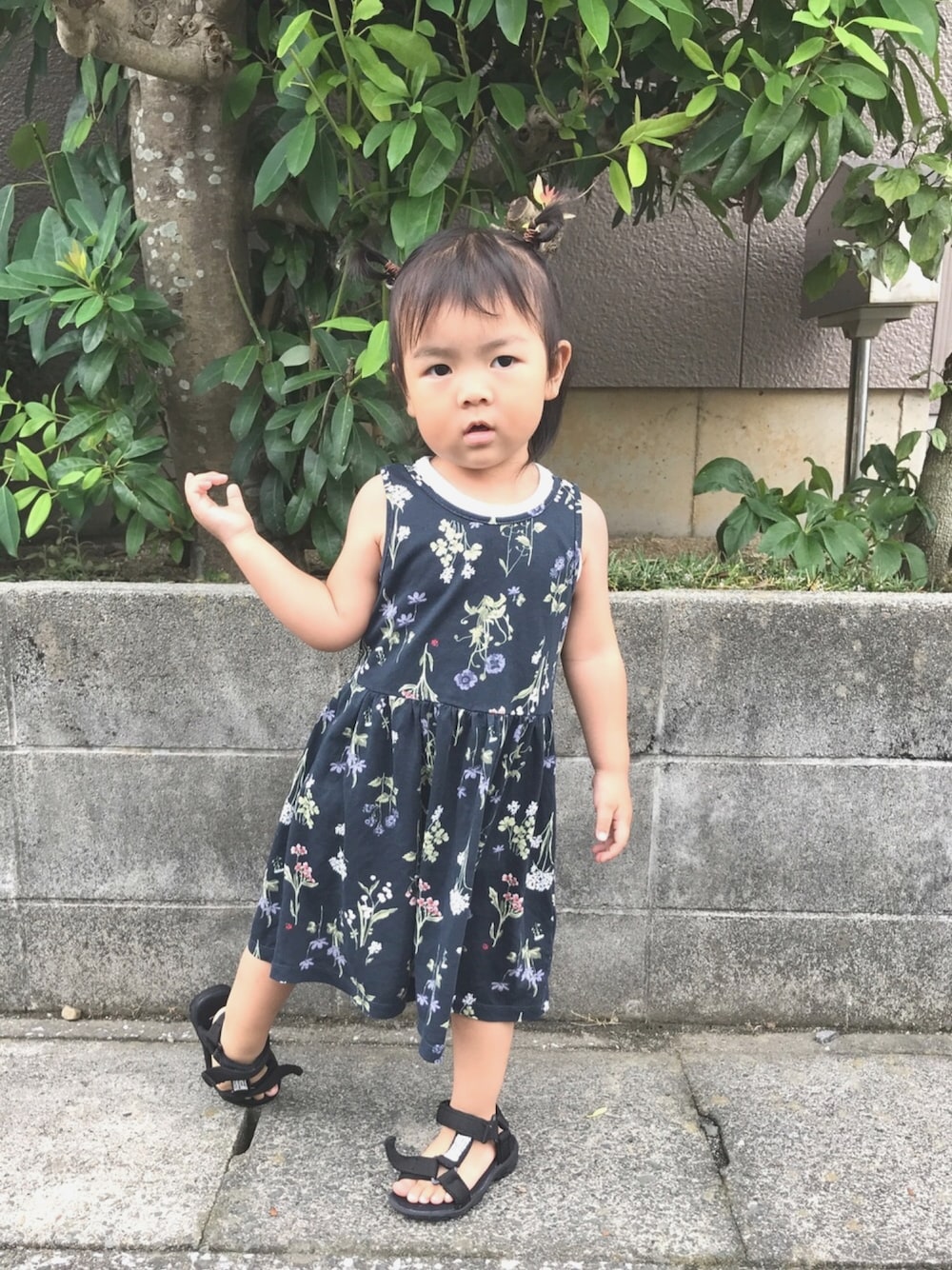 ブルー系のワンピース、ブラック系のサンダル、ホワイト系のタンクトップを着用したキッズの夏コーディネートの1枚目の写真